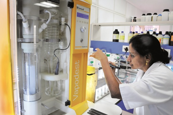 Automatic distillation and titration unit for total nitrogen estimation